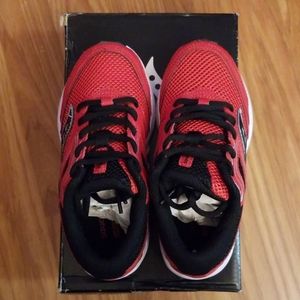 NIB Saucony Cohesion shoes